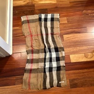 100% authentic Burberry linen scarf. Very gently worn! So cute!